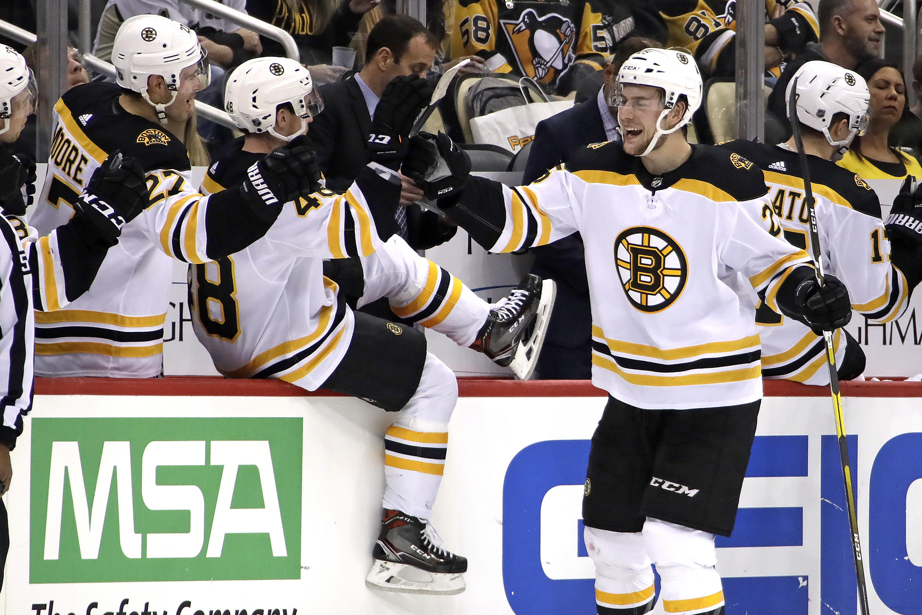 DeSmith shines with 48 saves as Penguins slip by Bruins 5-3