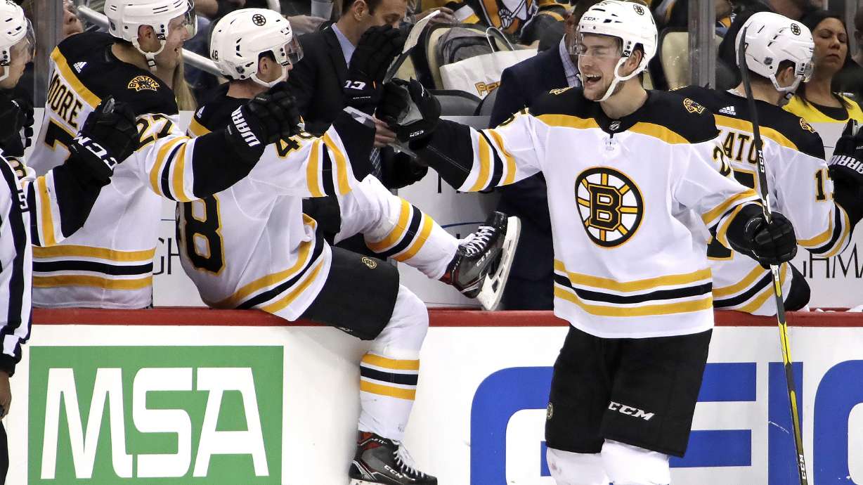 DeSmith shines with 48 saves as Penguins slip by Bruins 5-3