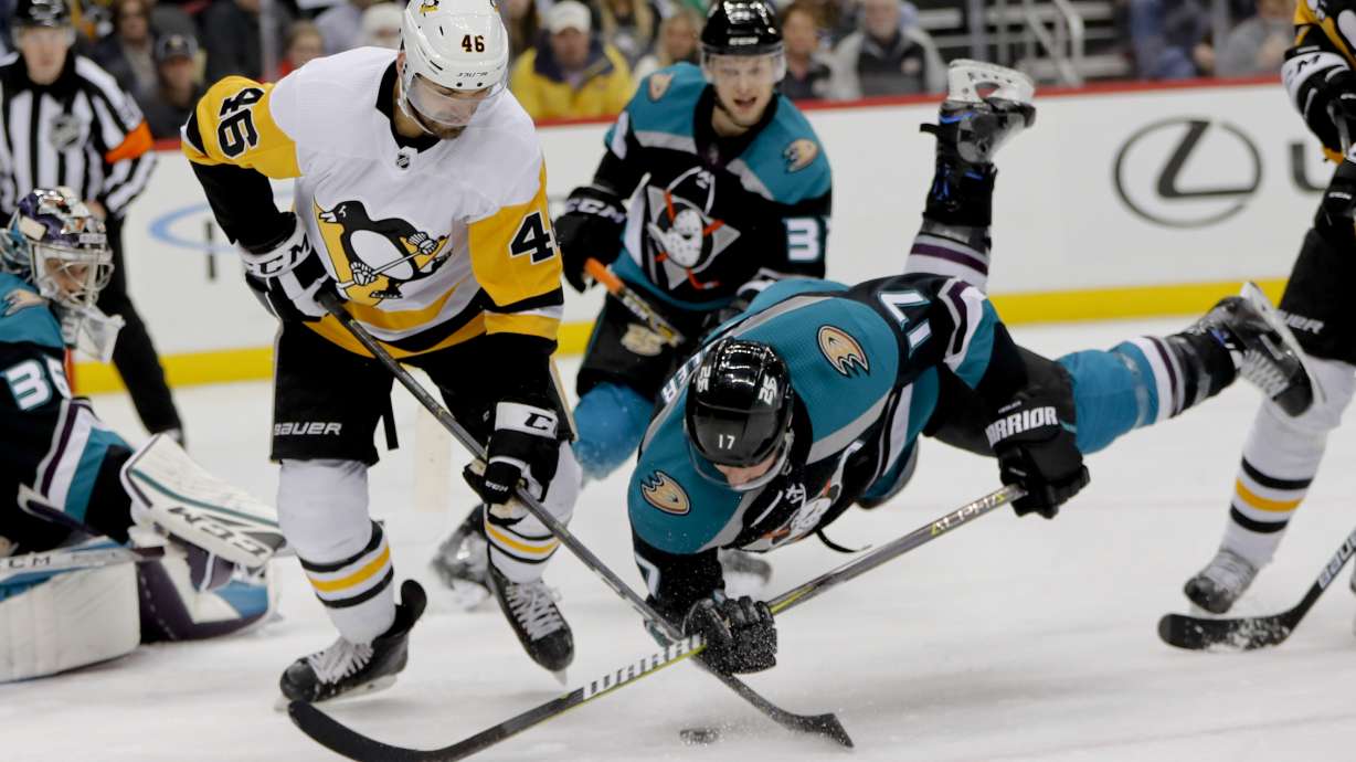 Henrique, Getzlaf help Ducks win again, beat Penguins 4-2