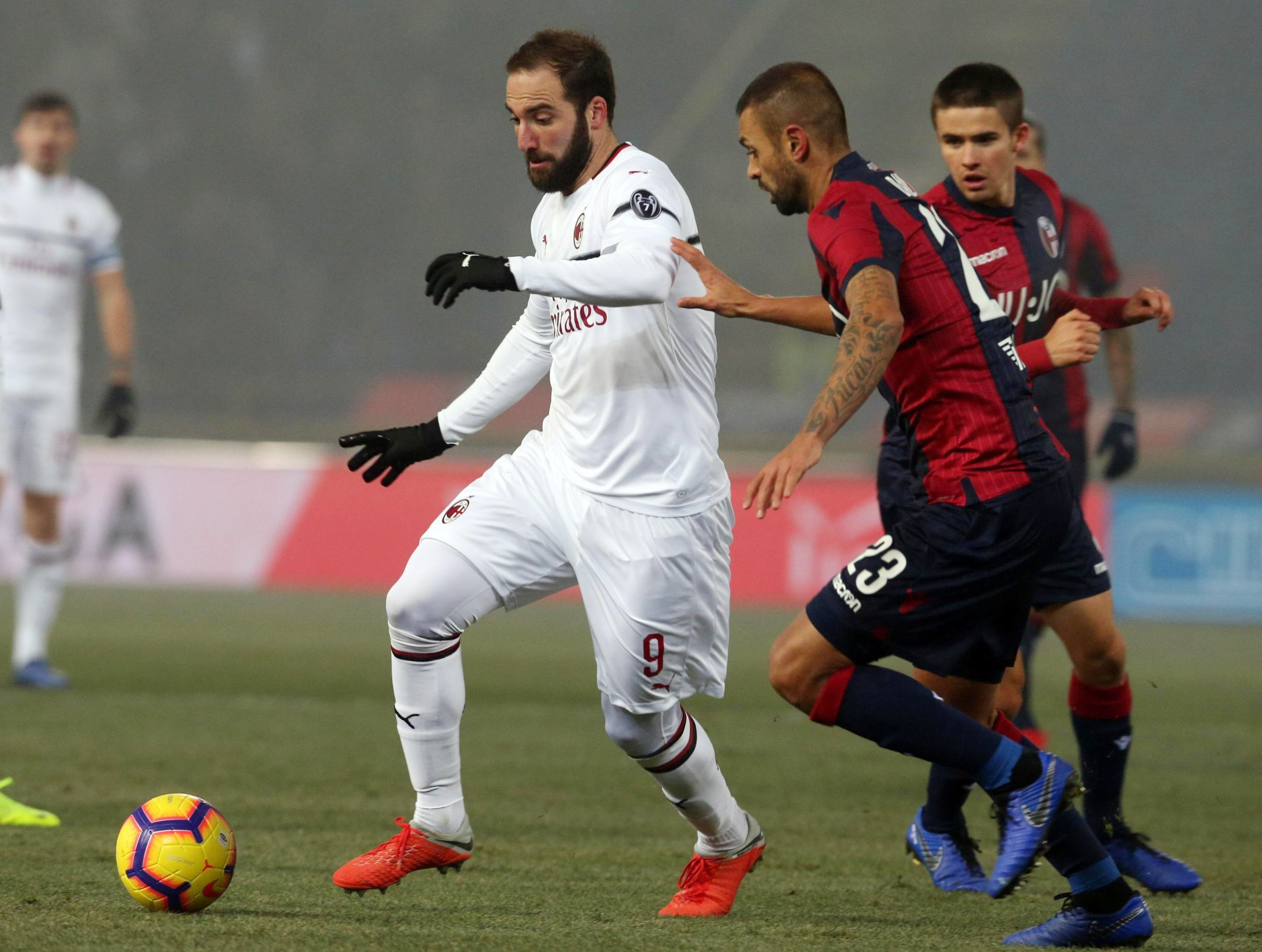 10-man AC Milan draws 0-0 at relegation-threatened Bologna