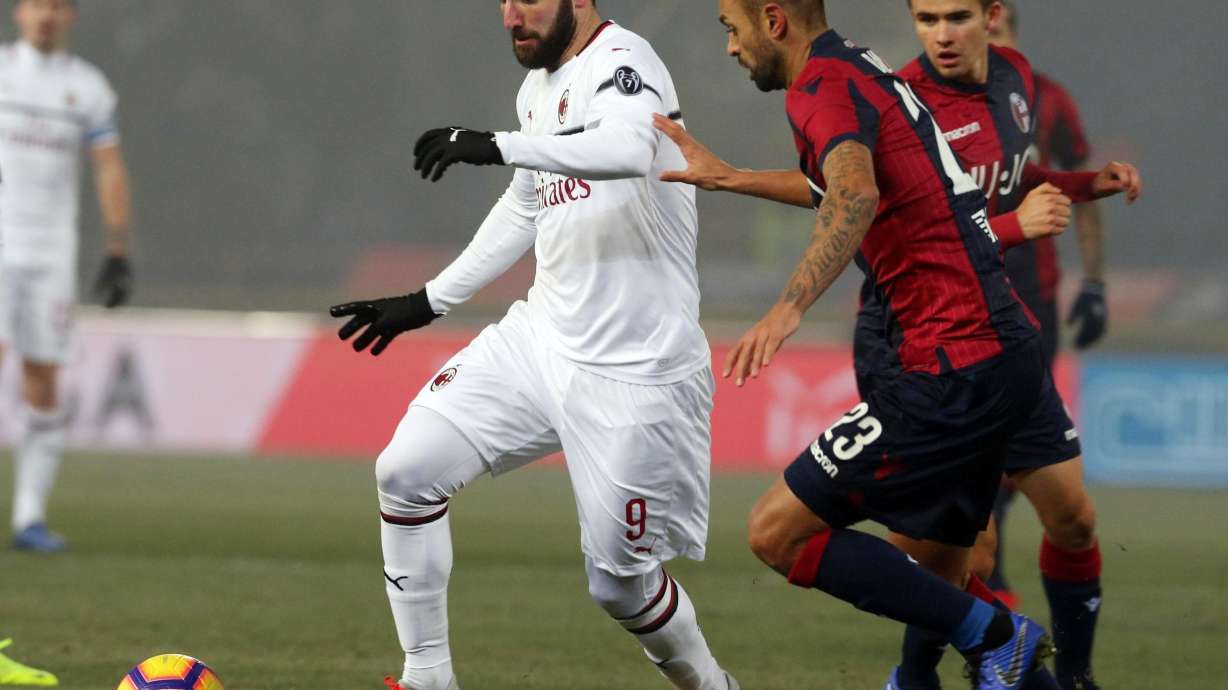 10-man AC Milan draws 0-0 at relegation-threatened Bologna