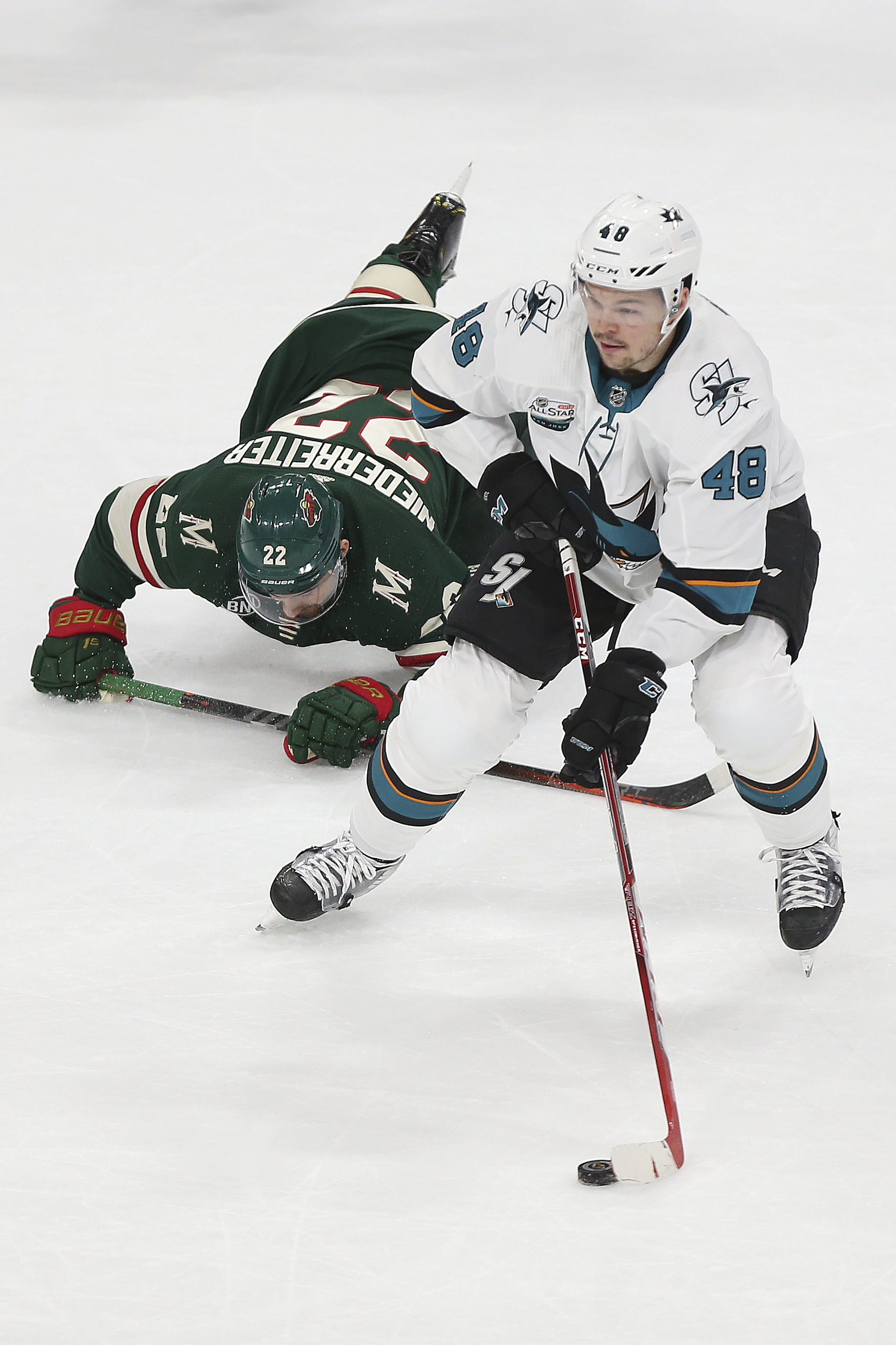 Jones shuts out Wild, Couture scores 2 in Sharks' 4-0 win
