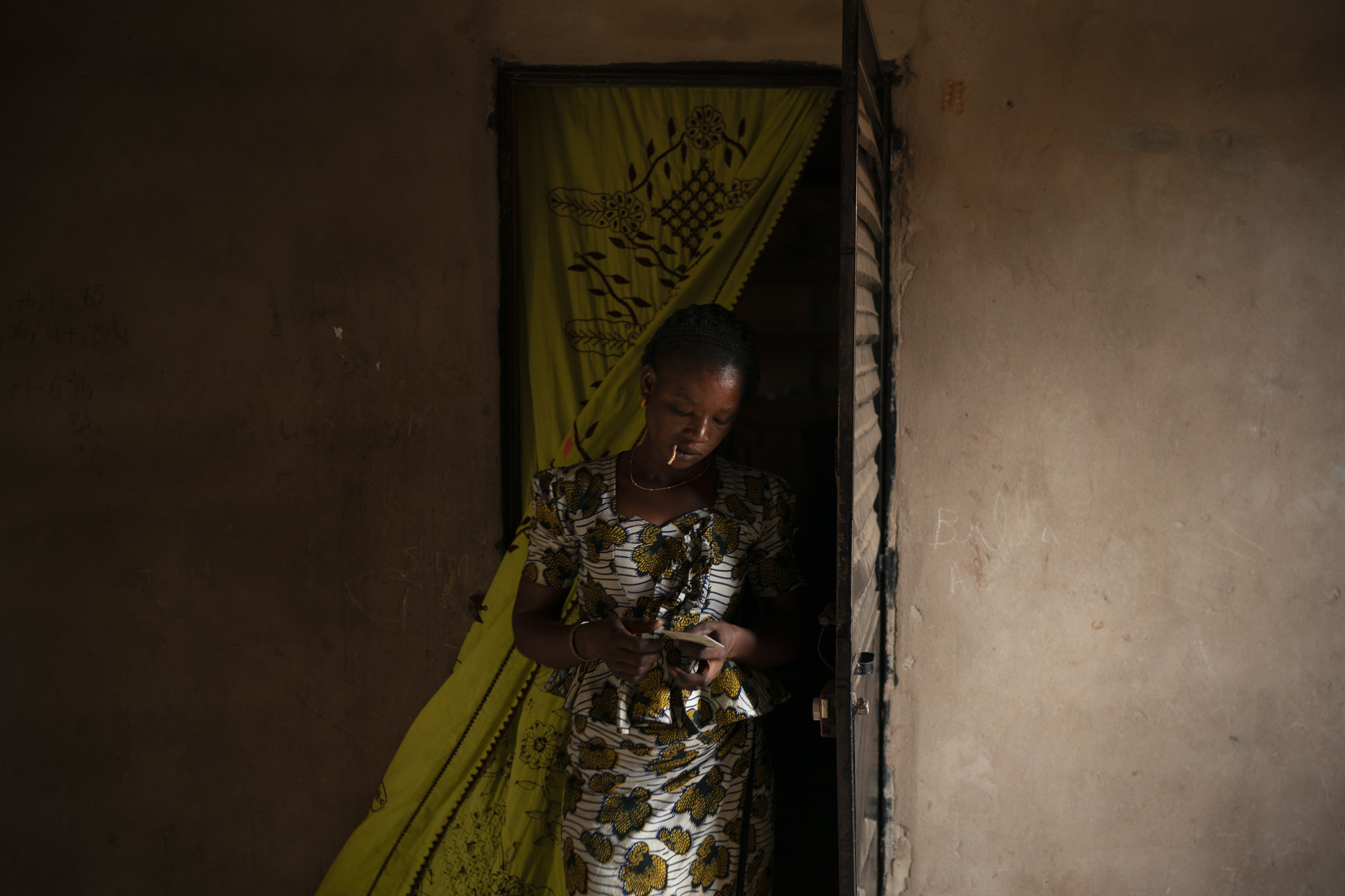 AP PHOTOS: Migrant families wait, torn between hope, grief
