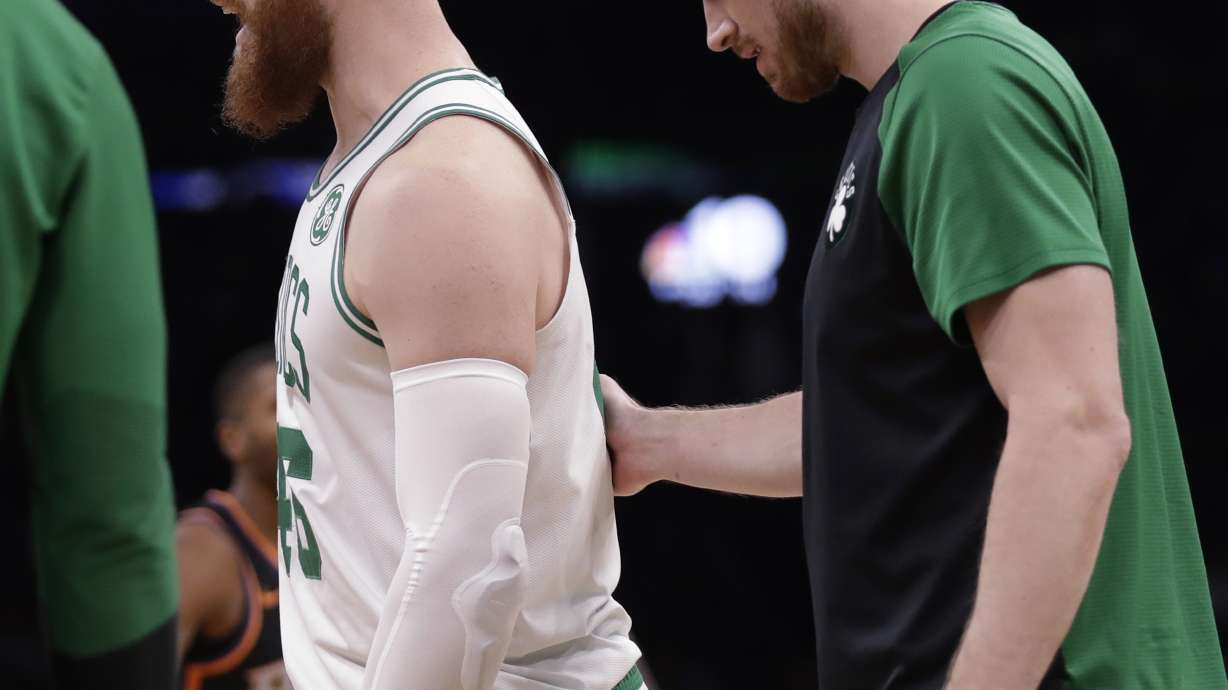 Celtics C Baynes out 4-6 weeks after surgery on finger