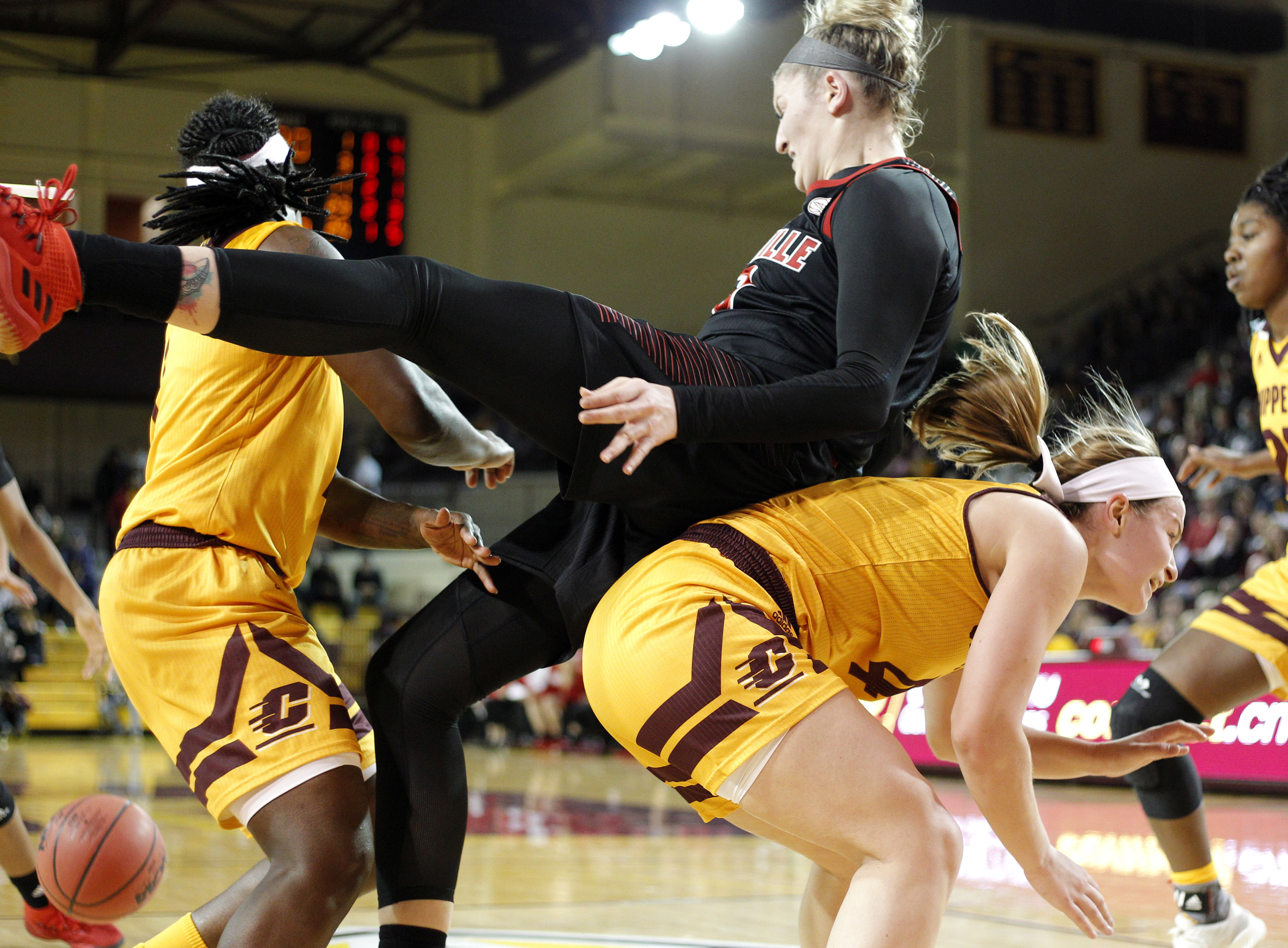 Durr helps No. 3 Louisville beat Central Michigan 72-68