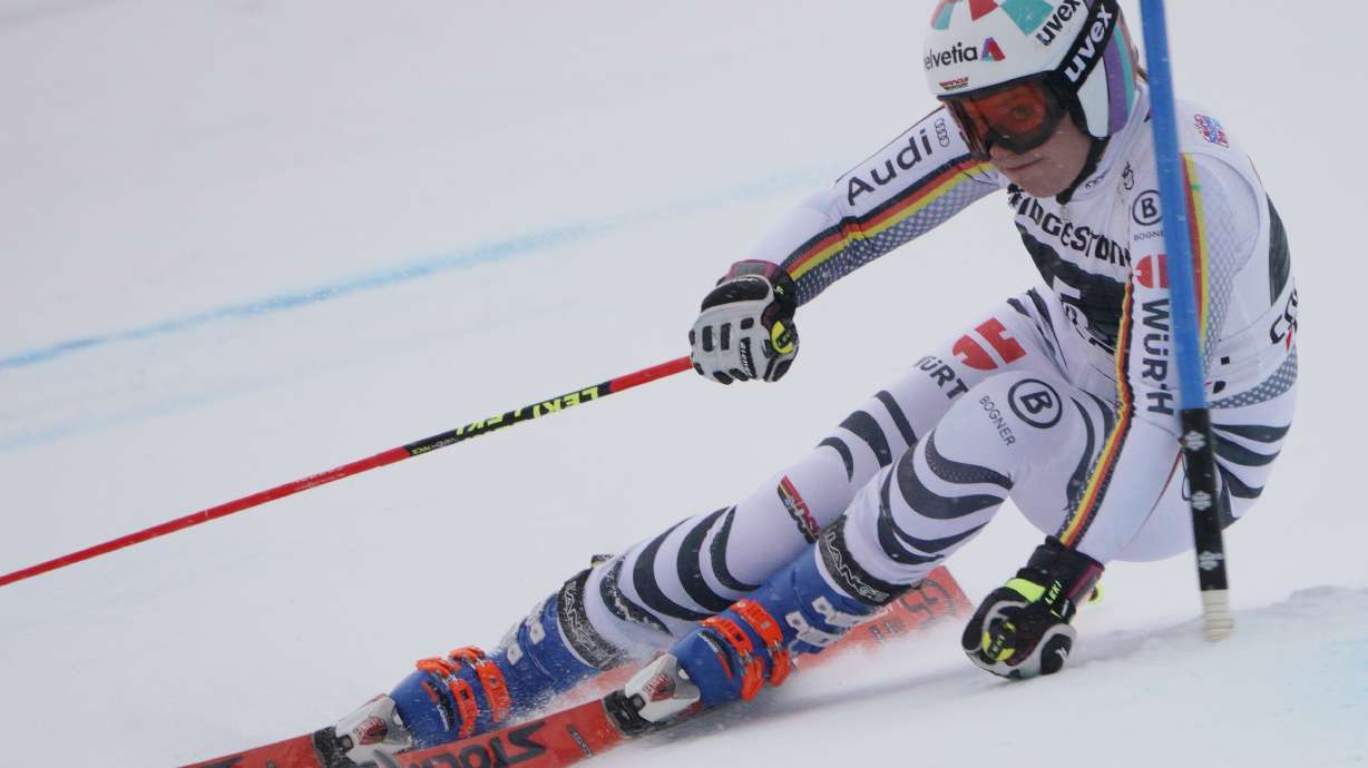 Shiffrin takes GS in Courchevel, 4th straight World Cup win