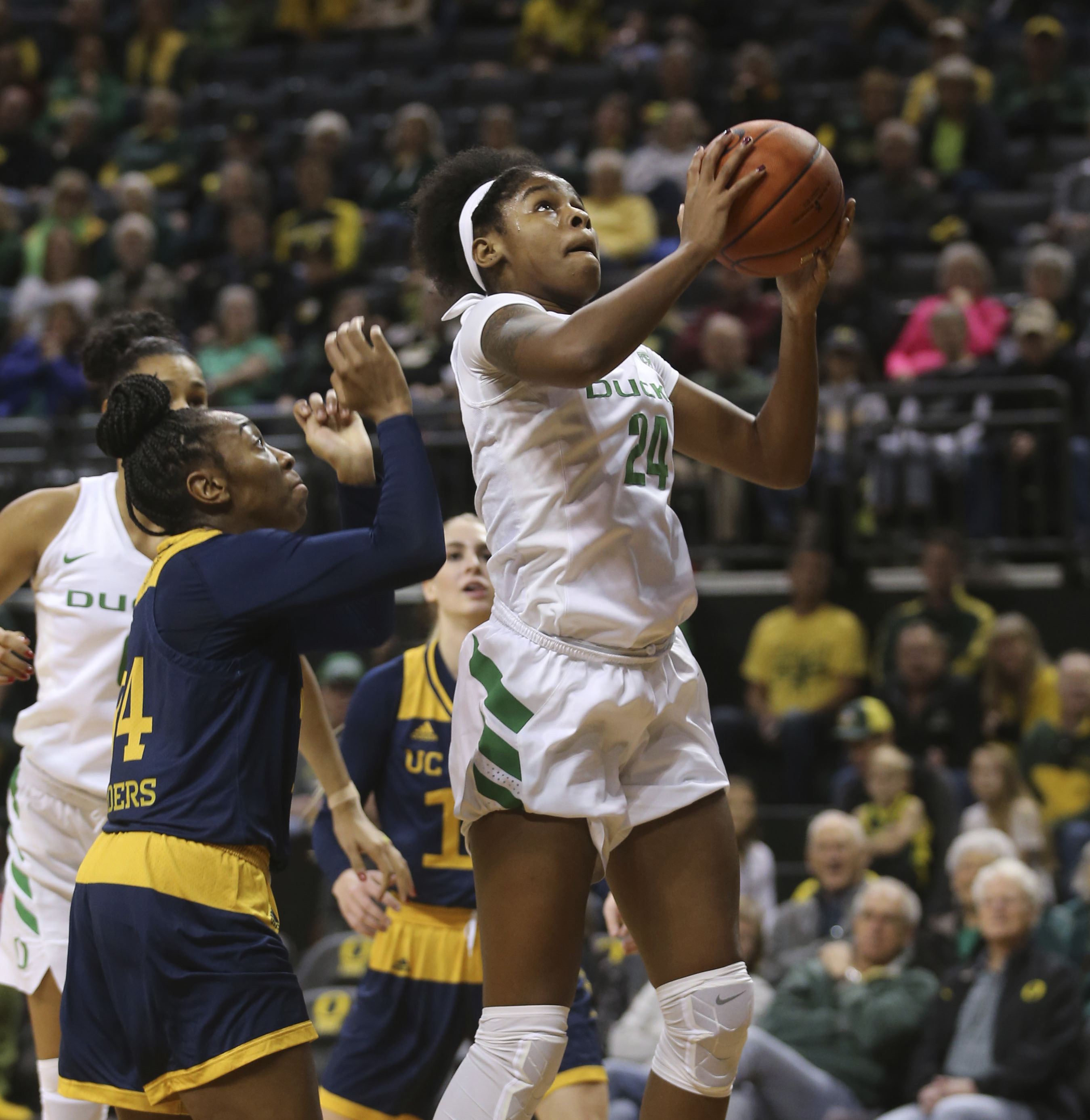 Hebard, Ionescu help No. 7 Oregon rout UC Irvine 115-69