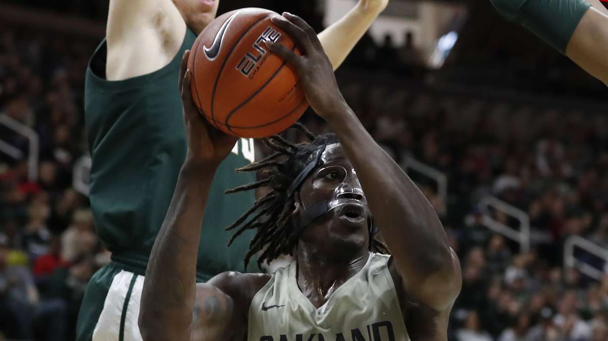 Cassius Winston-led No. 10 Michigan St. beats Oakland 99-69