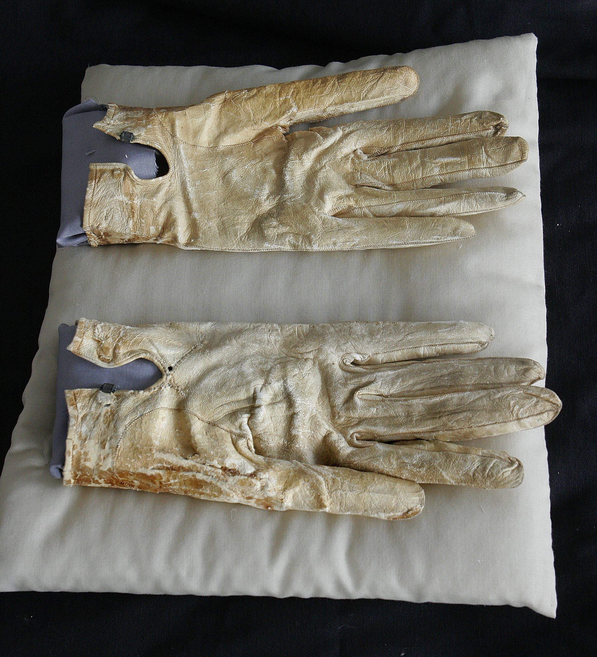 Selling expendable Lincoln-collection items won't erase debt