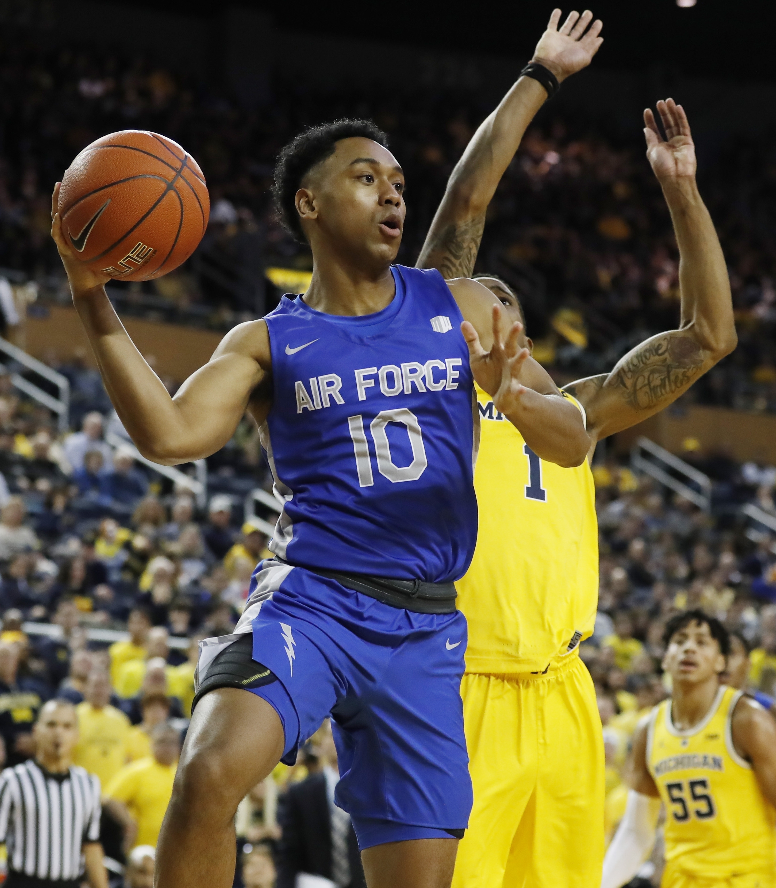 No. 4 Michigan stays unbeaten, routs Air Force 71-50
