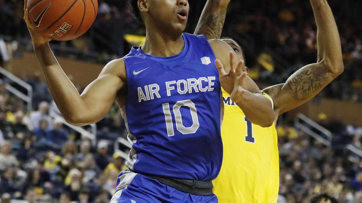 No. 4 Michigan stays unbeaten, routs Air Force 71-50