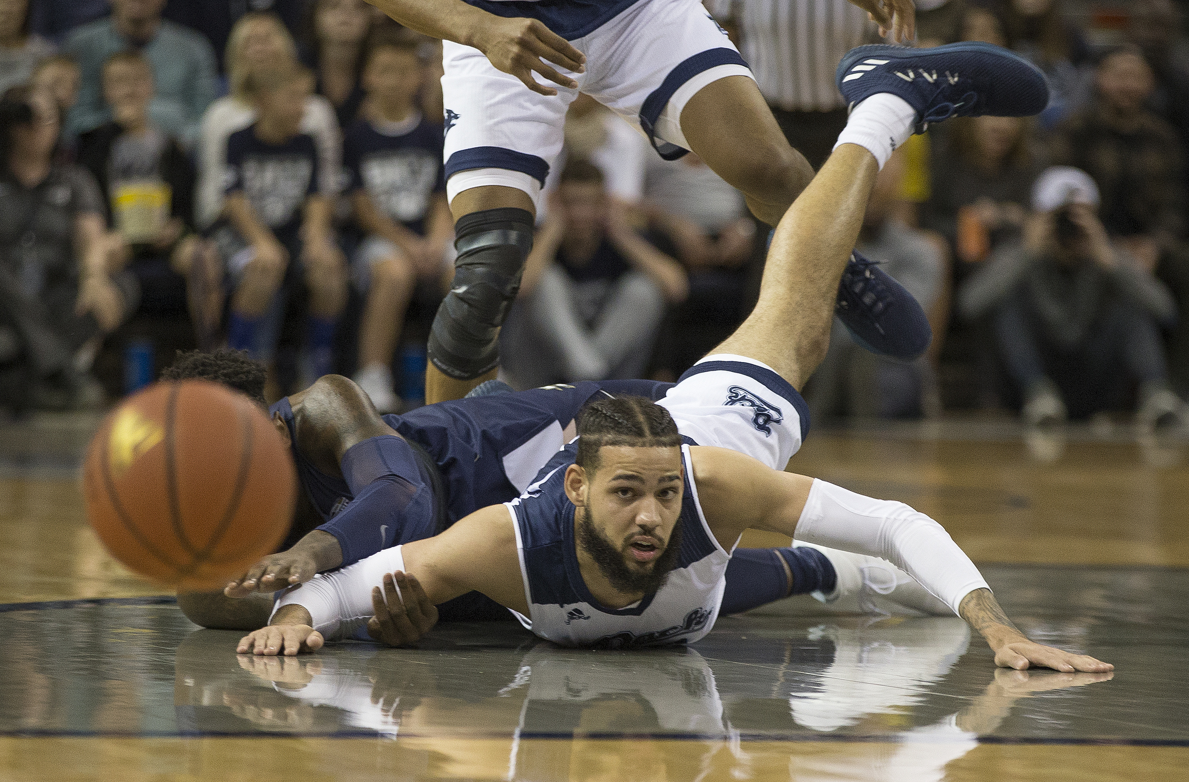 Martin scores 19, hits late 3 as No. 6 Nevada beats Akron