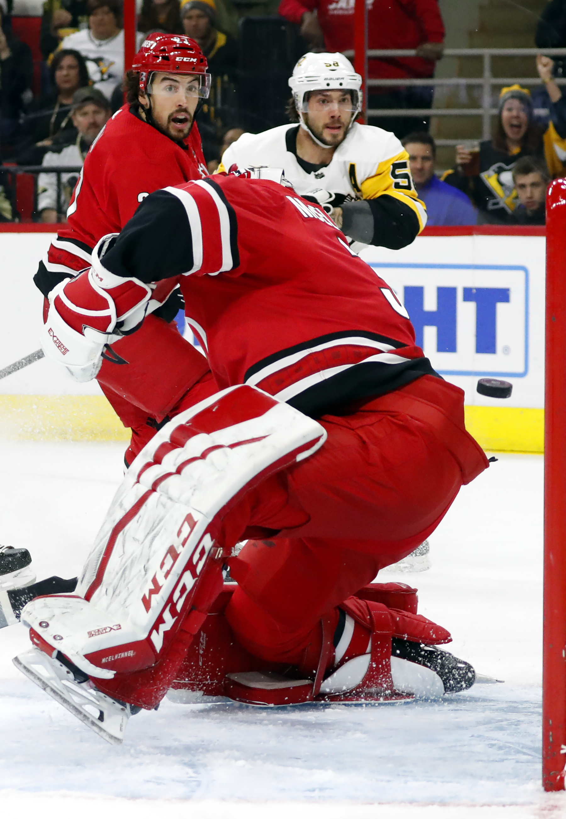 Crosby, Murray lead Penguins to a 3-0 win at Carolina