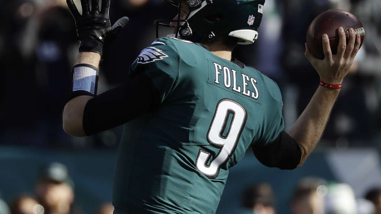 Eagles stay alive with 32-30 win over Texans
