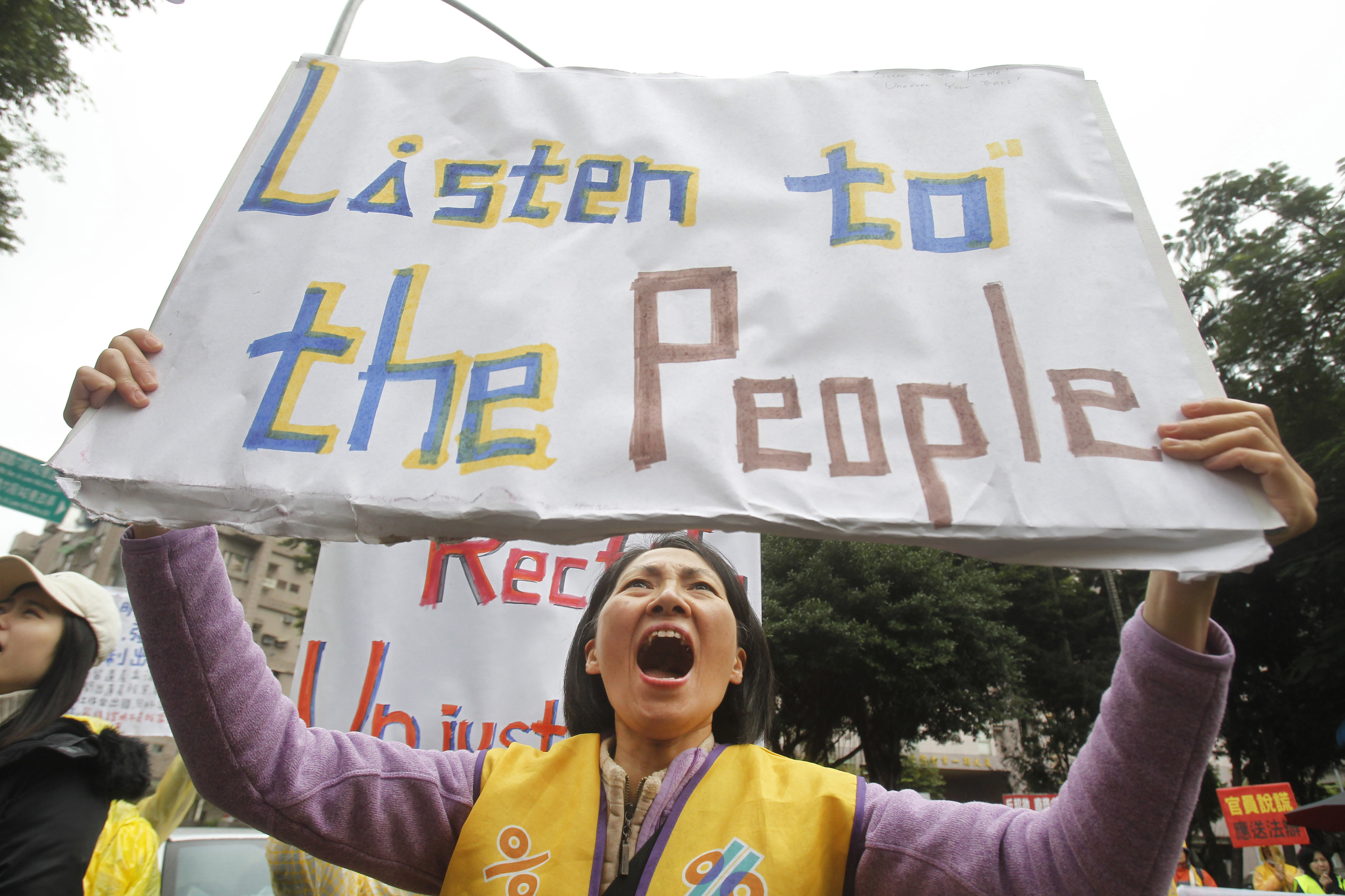 1,000s of Taiwanese protest taxes with nod to French rallies