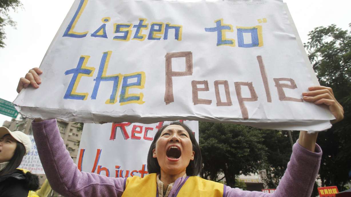 1,000s of Taiwanese protest taxes with nod to French rallies