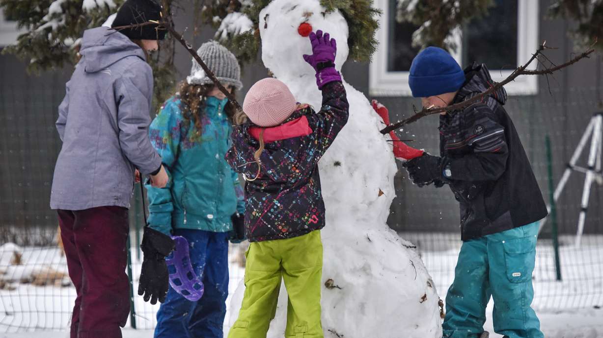 Storm whips up blizzards, dumps snow in Dakotas, Minnesota