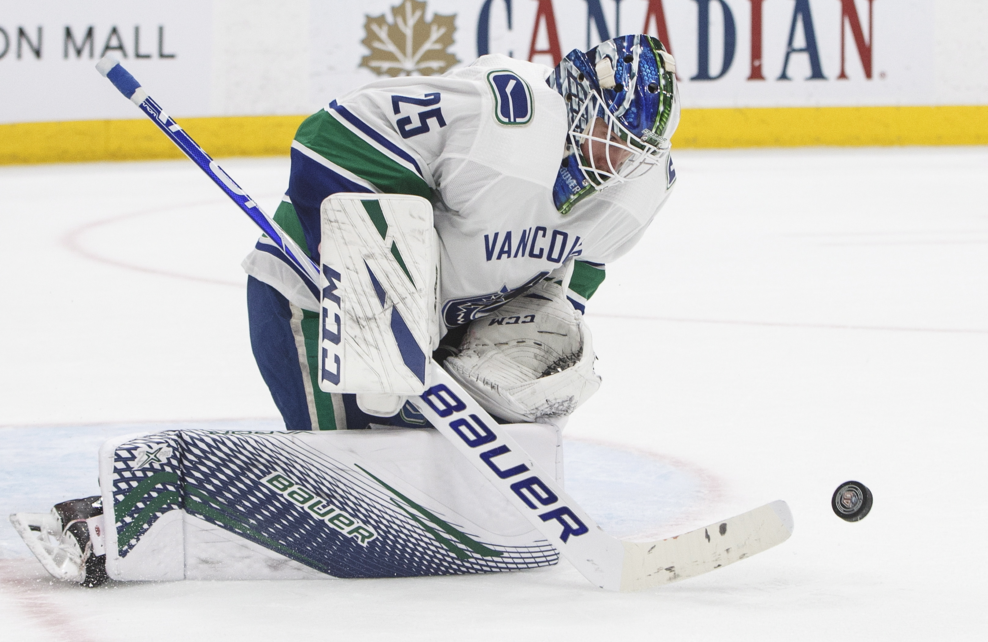 Pettersson, Roussel power Canucks past Oilers 4-2