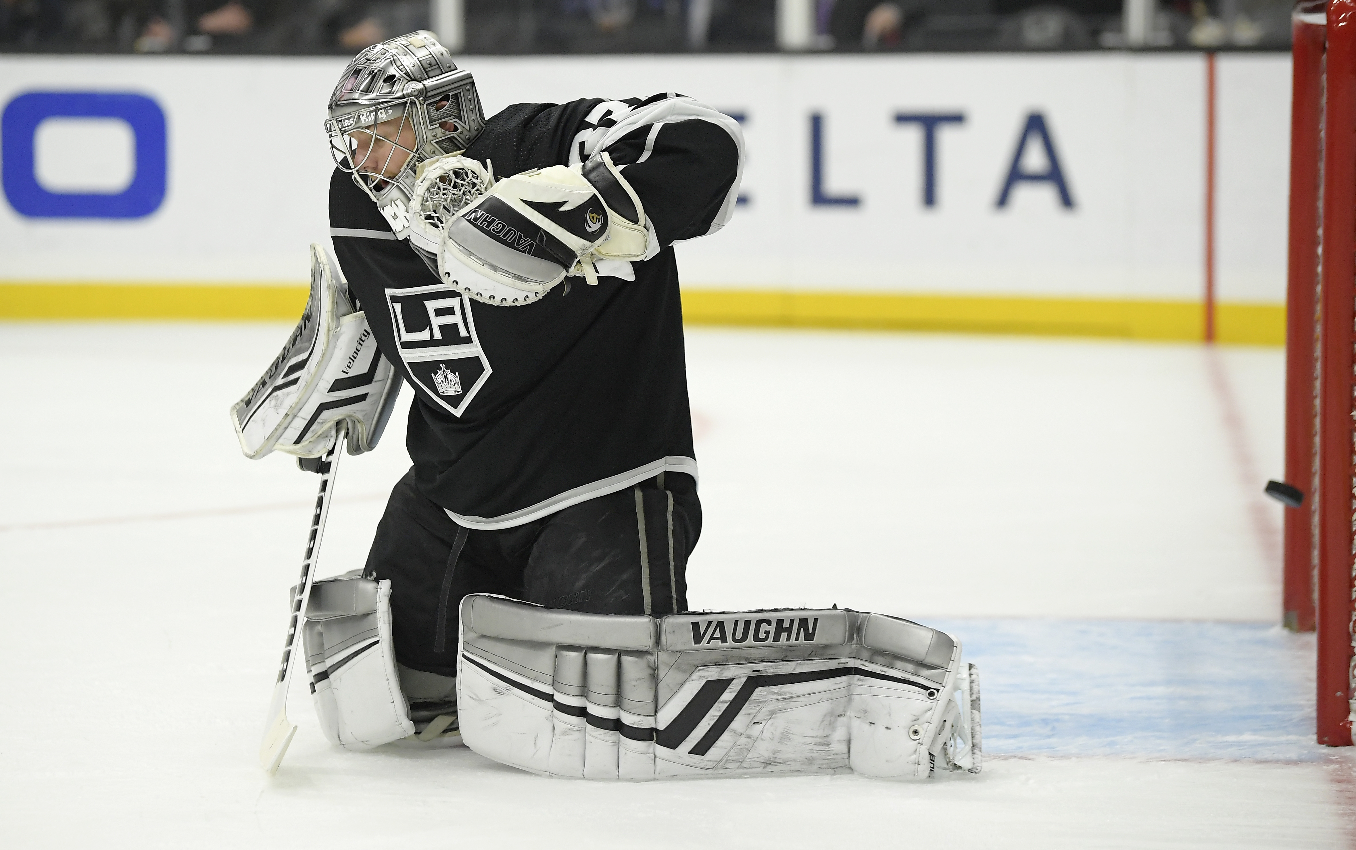Last-place Kings get 4th straight win by beating Coyotes 2-1