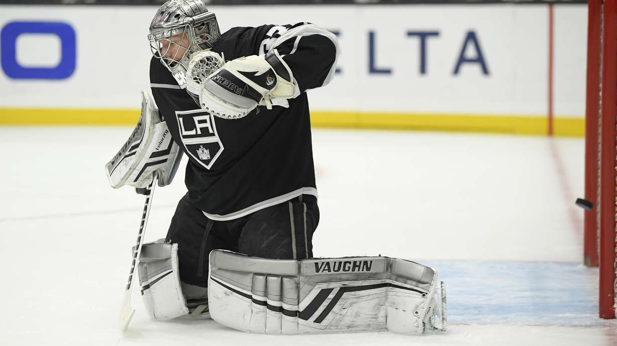 Last-place Kings get 4th straight win by beating Coyotes 2-1
