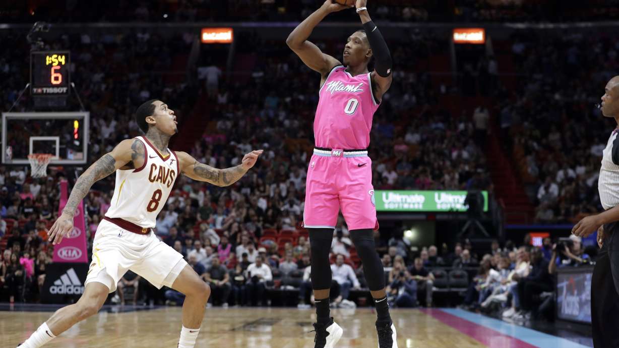 Winslow, Adebayo lead Heat past Cavs, 118-94