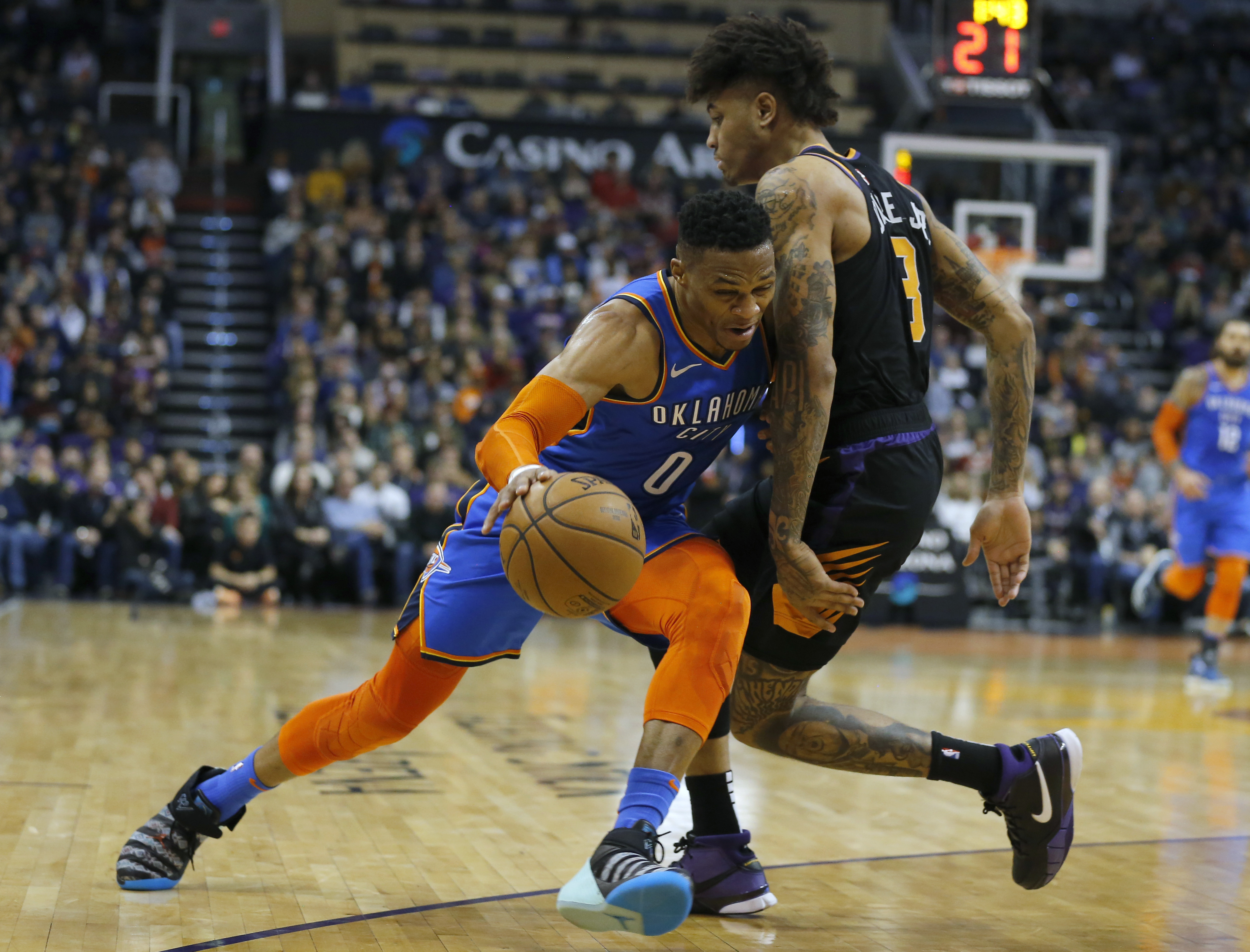 Westbrook scores 40, Thunder pull away to beat Suns