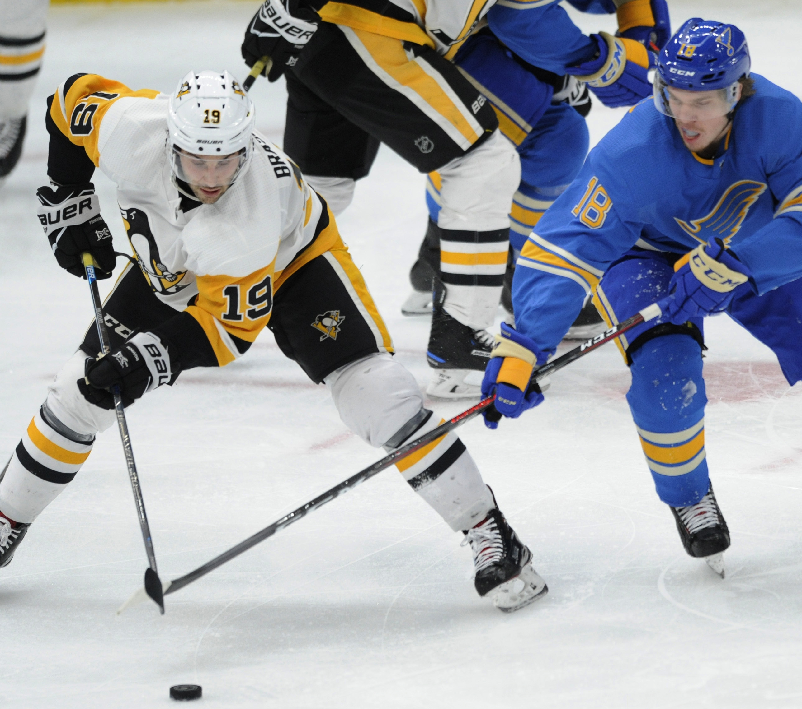 Crosby's 4 points lead streaking Penguins past Blues 6-1