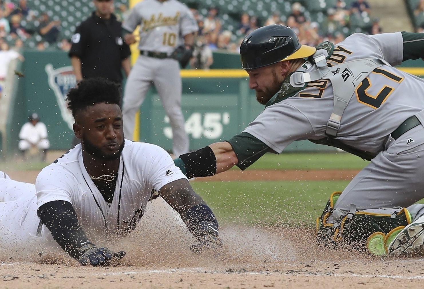 Veteran catcher Lucroy finalizes 1-year deal with Angels