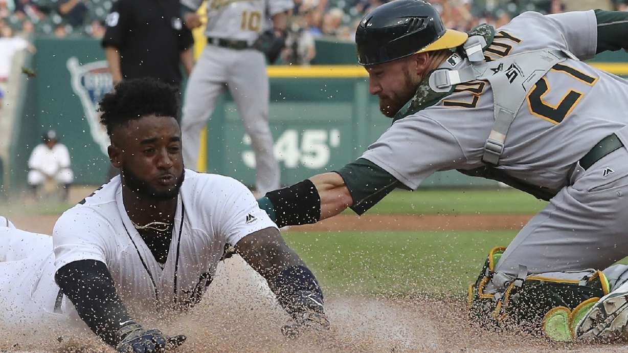 Veteran catcher Lucroy finalizes 1-year deal with Angels