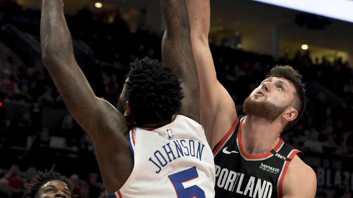 McCollum leads Trail Blazers in 129-95 rout of 76ers
