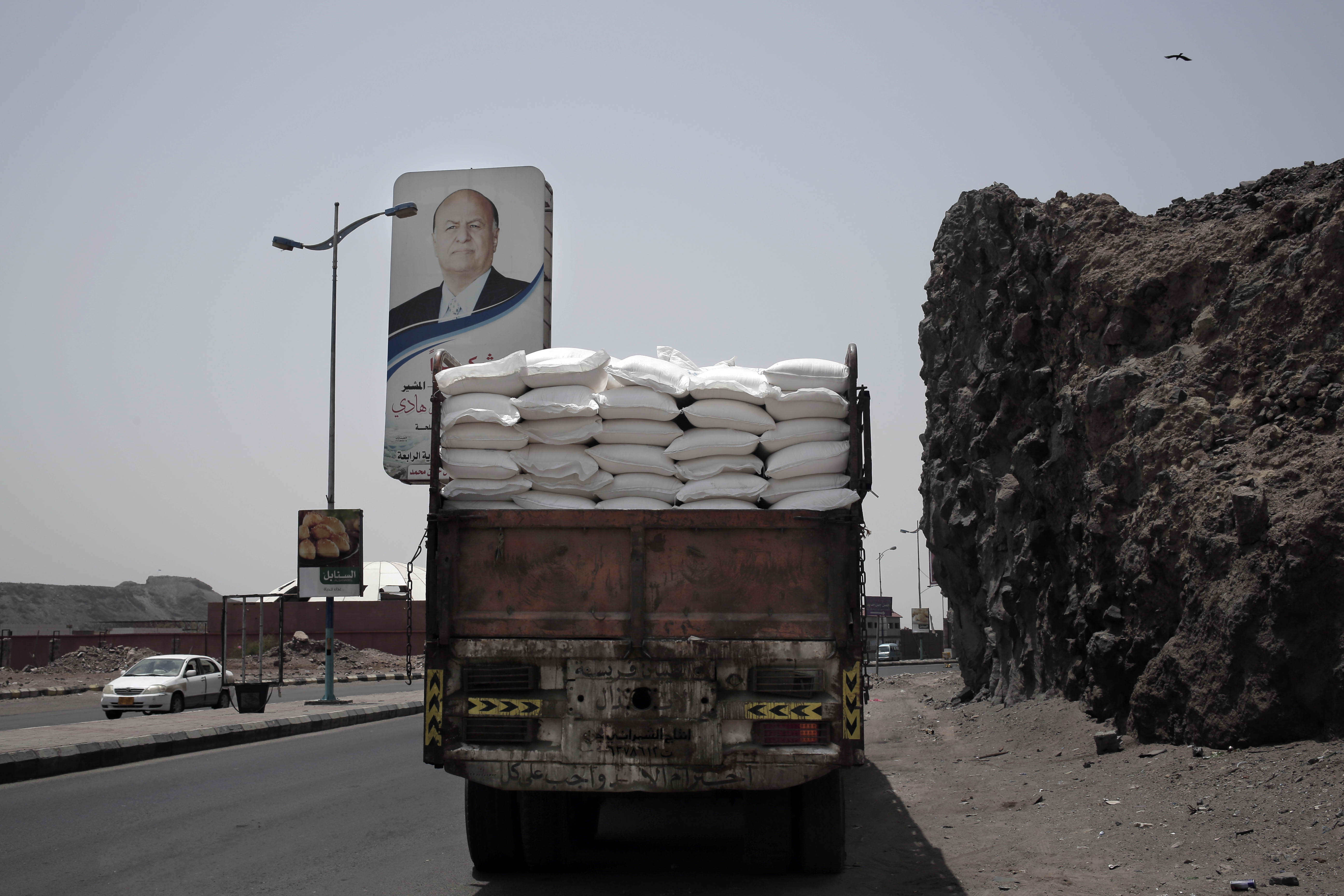 UN threatens to slash Yemen food aid over theft by rebels