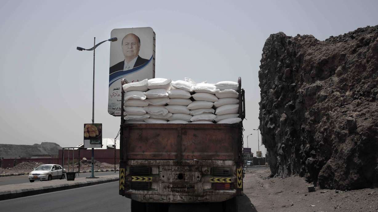UN threatens to slash Yemen food aid over theft by rebels
