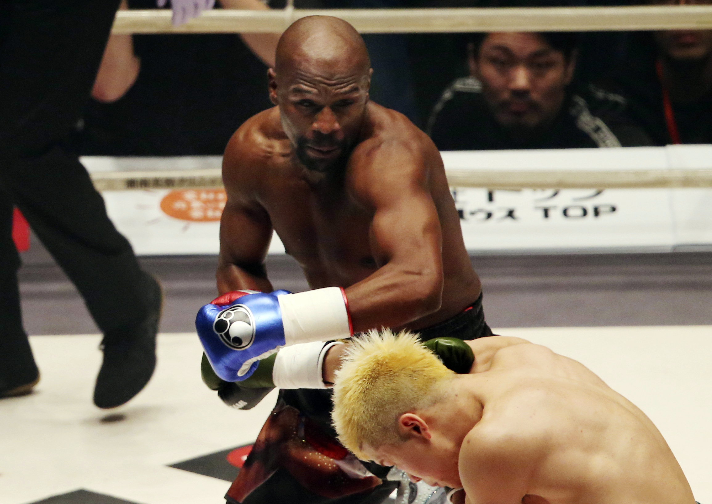 Mayweather stops Nasukawa in 1st round, flooring him 3 times