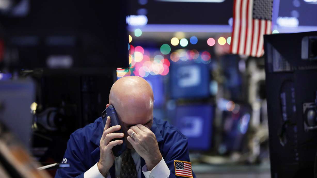 Asia shares mixed, Shanghai gains after Apple sales warning