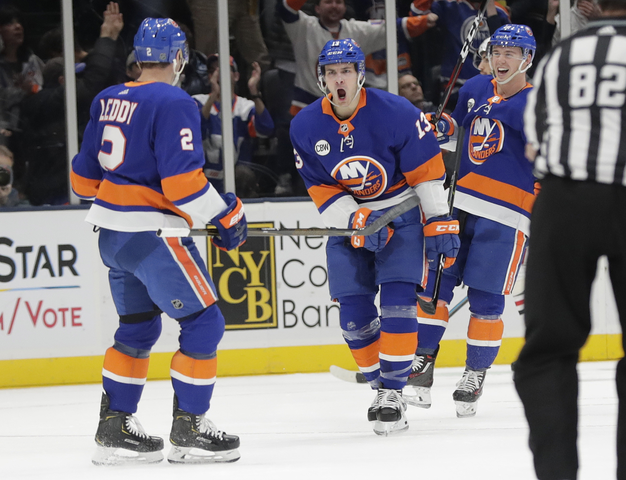 Toews scores first NHL goal, Islanders beat Blackhawks in OT