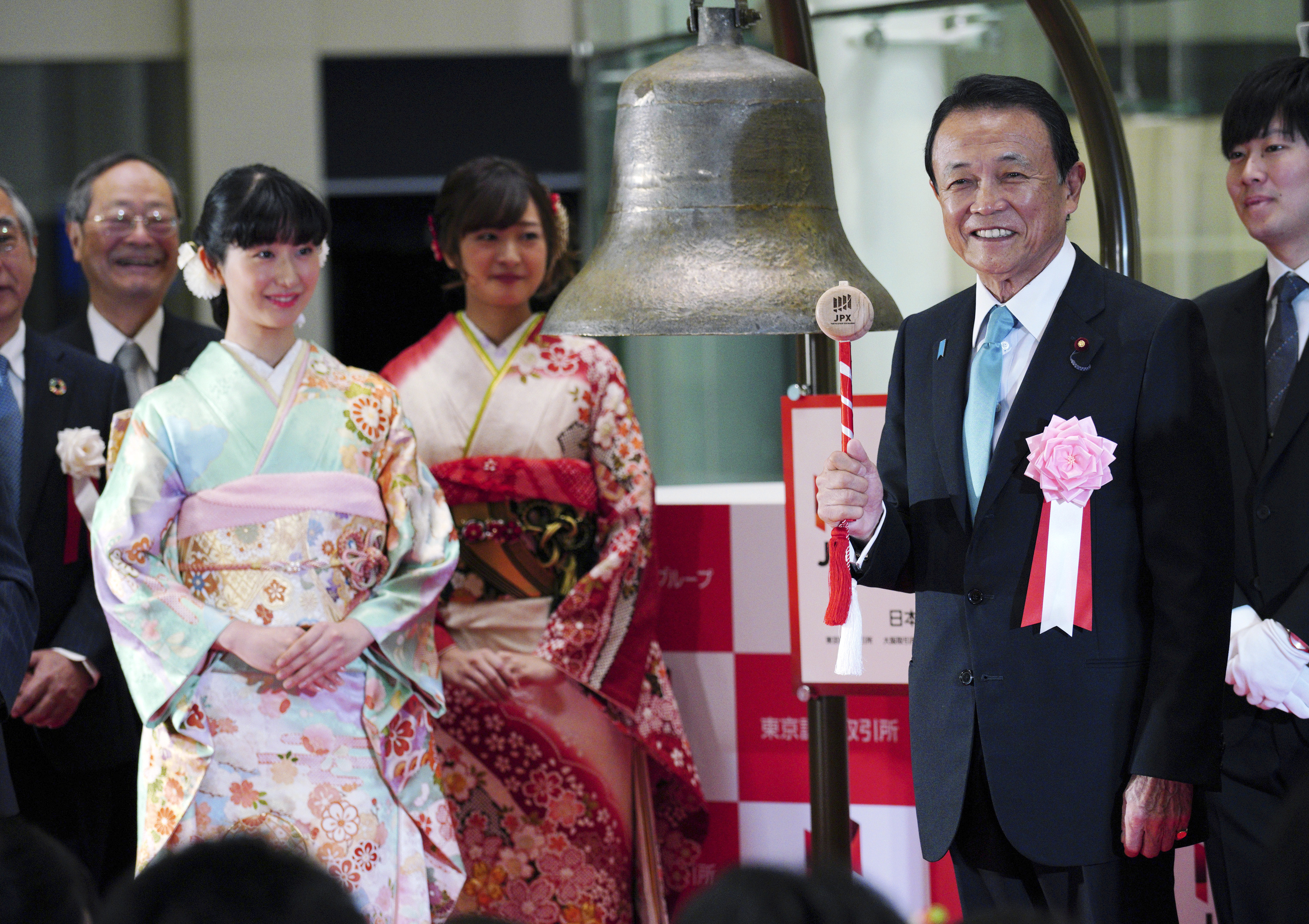 Stocks bounce back on US-China hopes; eyes on US jobs data