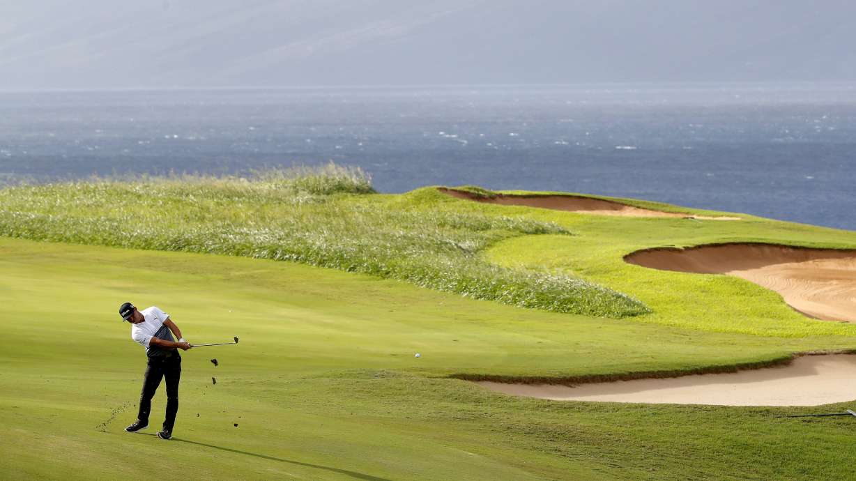 Gary Woodland birdies his way into lead at Kapalua