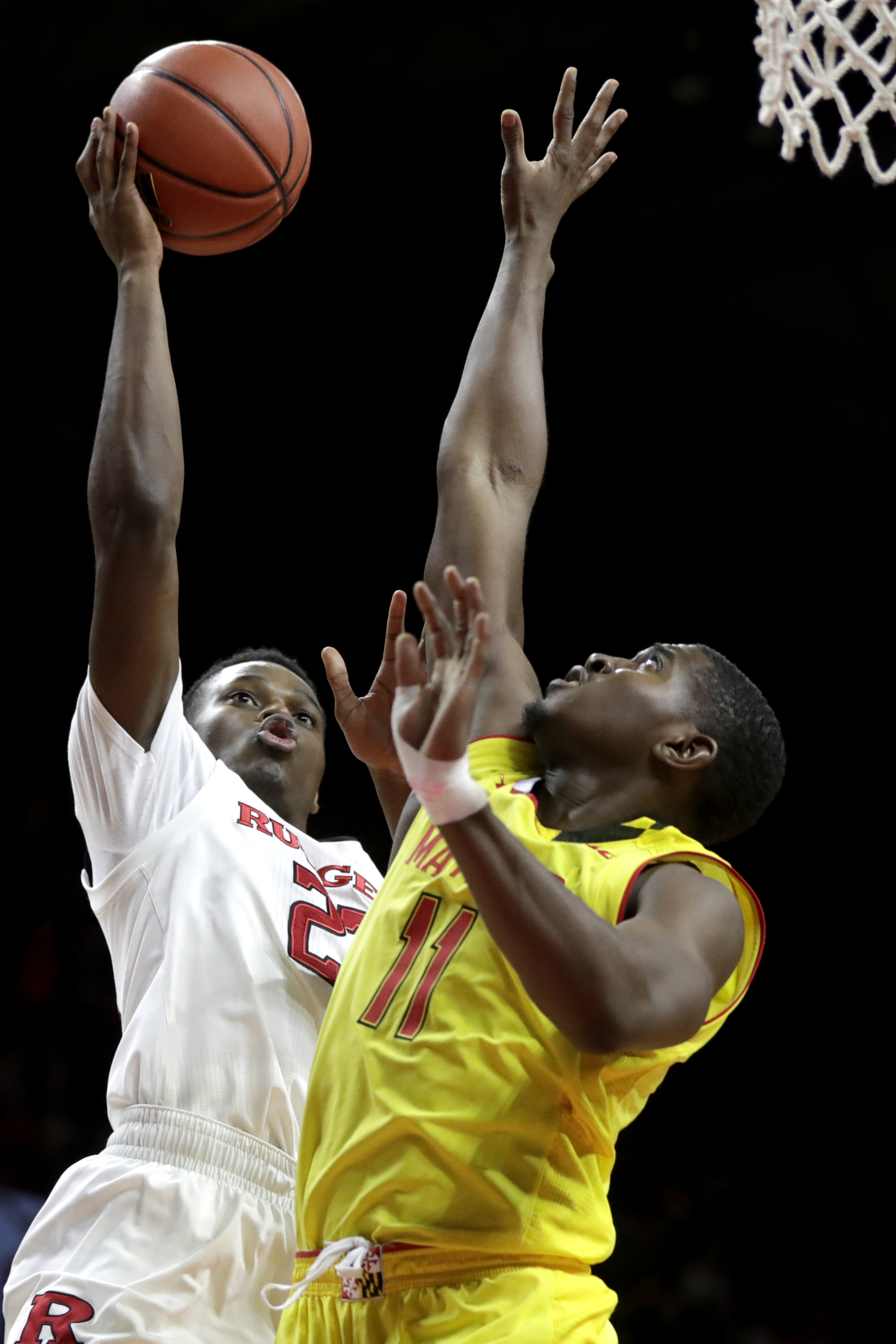 Smith helps Maryland roll past Rutgers 77-63