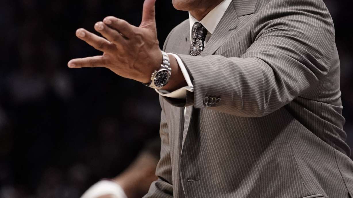 Jokic notches triple-double as Nuggets rout Clippers 121-100