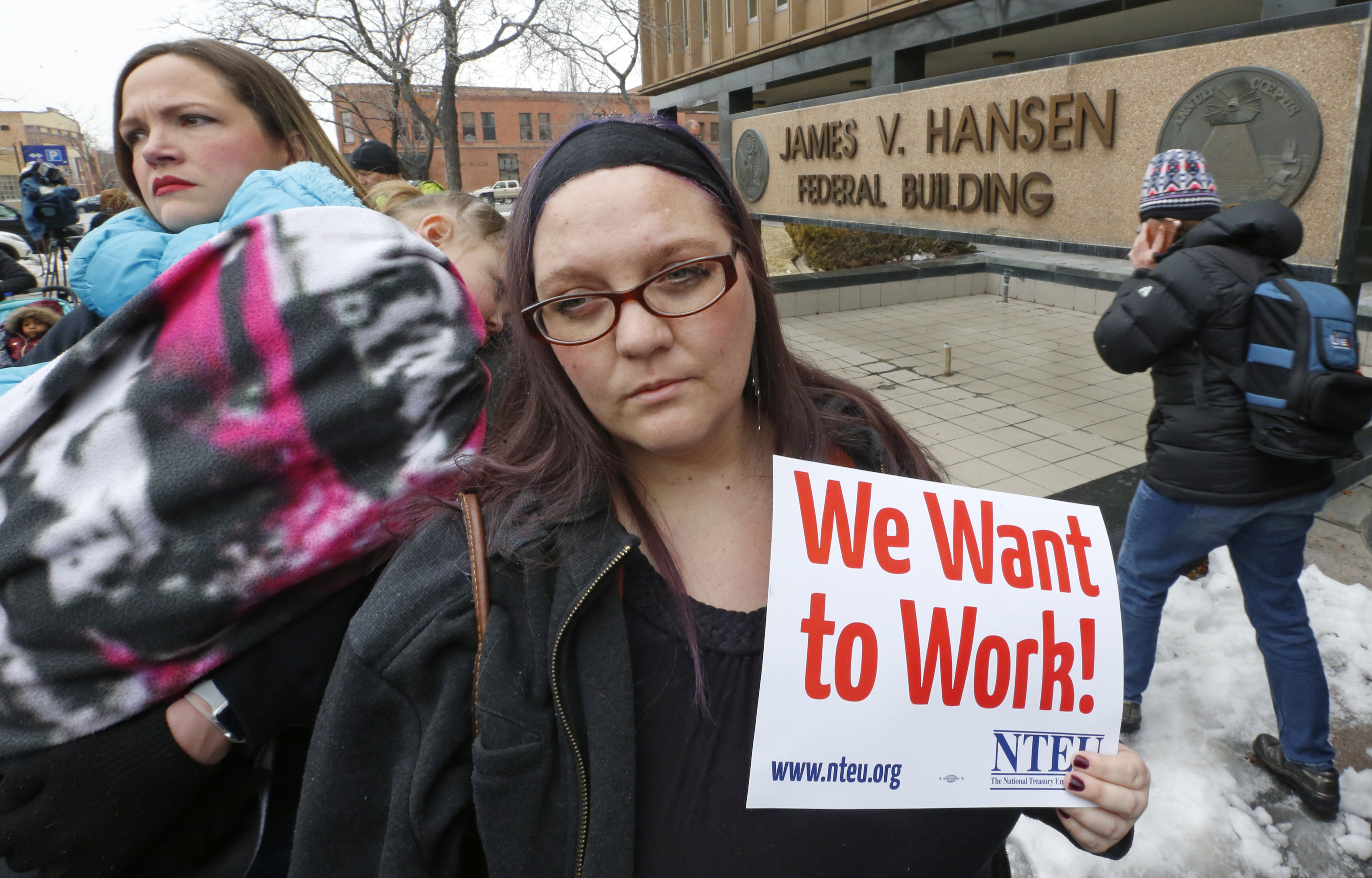 Federal workers get $0 pay stubs as shutdown drags on