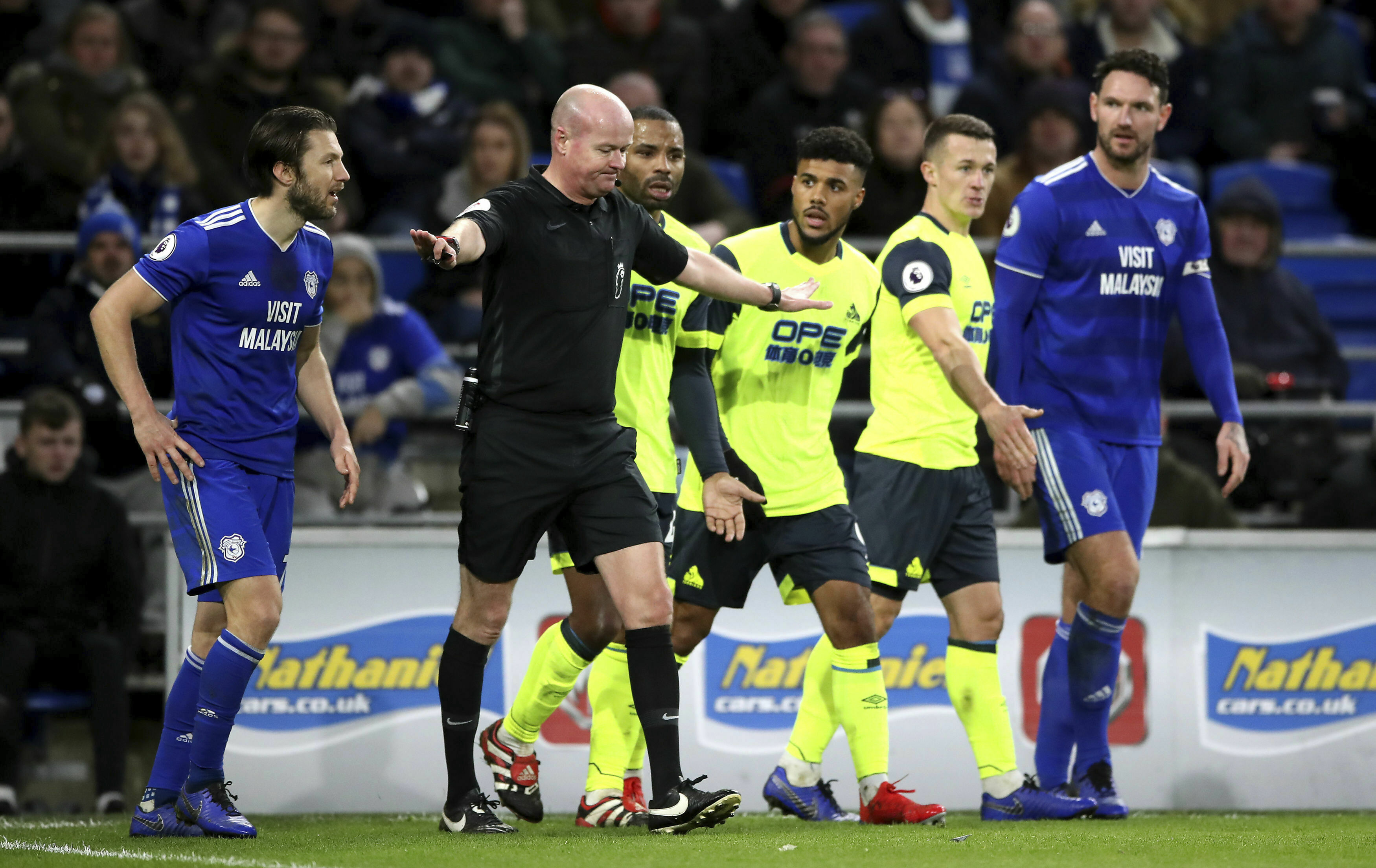 Ref reverses call and Cardiff-Huddersfield draw 0-0 in EPL