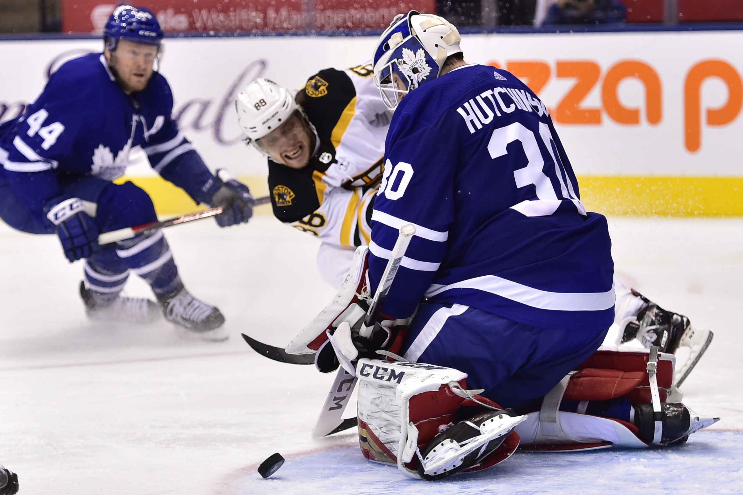 Pastrnak's goal sends Bruins past Maple Leafs 3-2