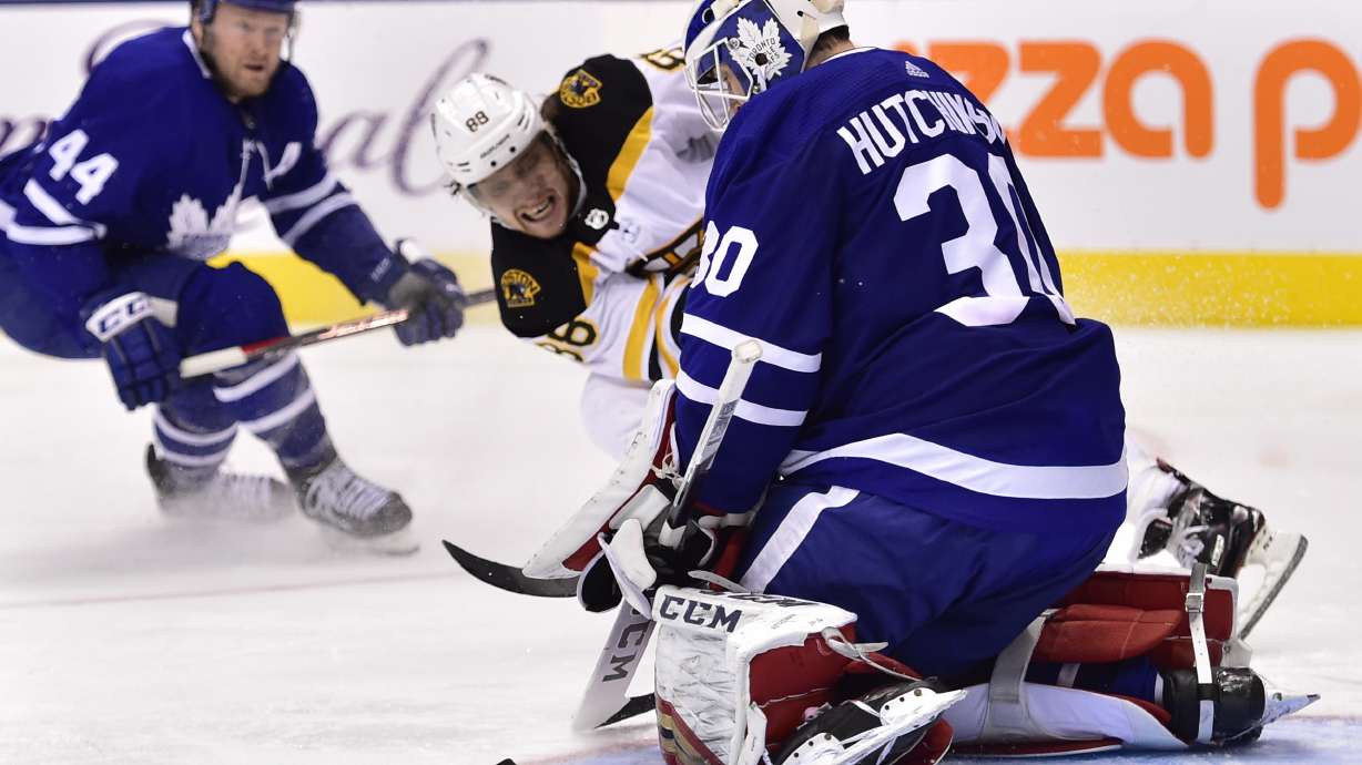 Pastrnak's goal sends Bruins past Maple Leafs 3-2