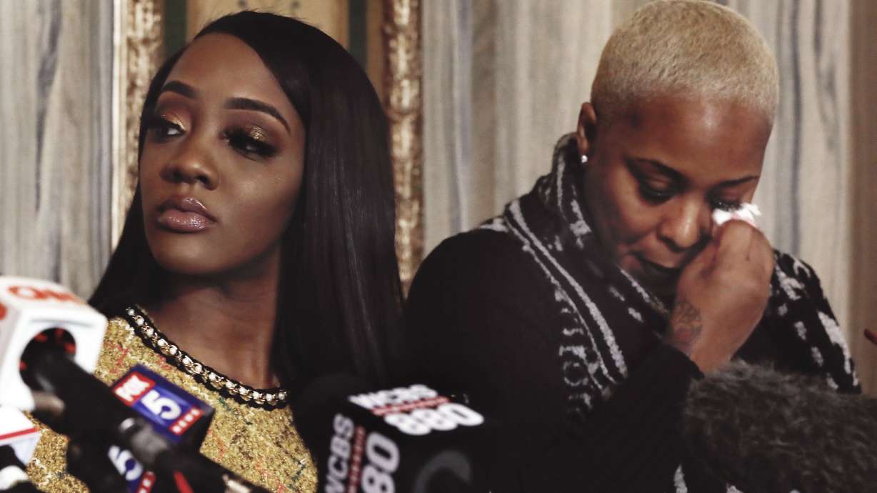 The Latest: R. Kelly risks eviction from Chicago studio