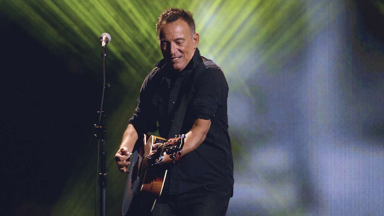 Bruce Springsteen surprises Irish pub patrons in Boston