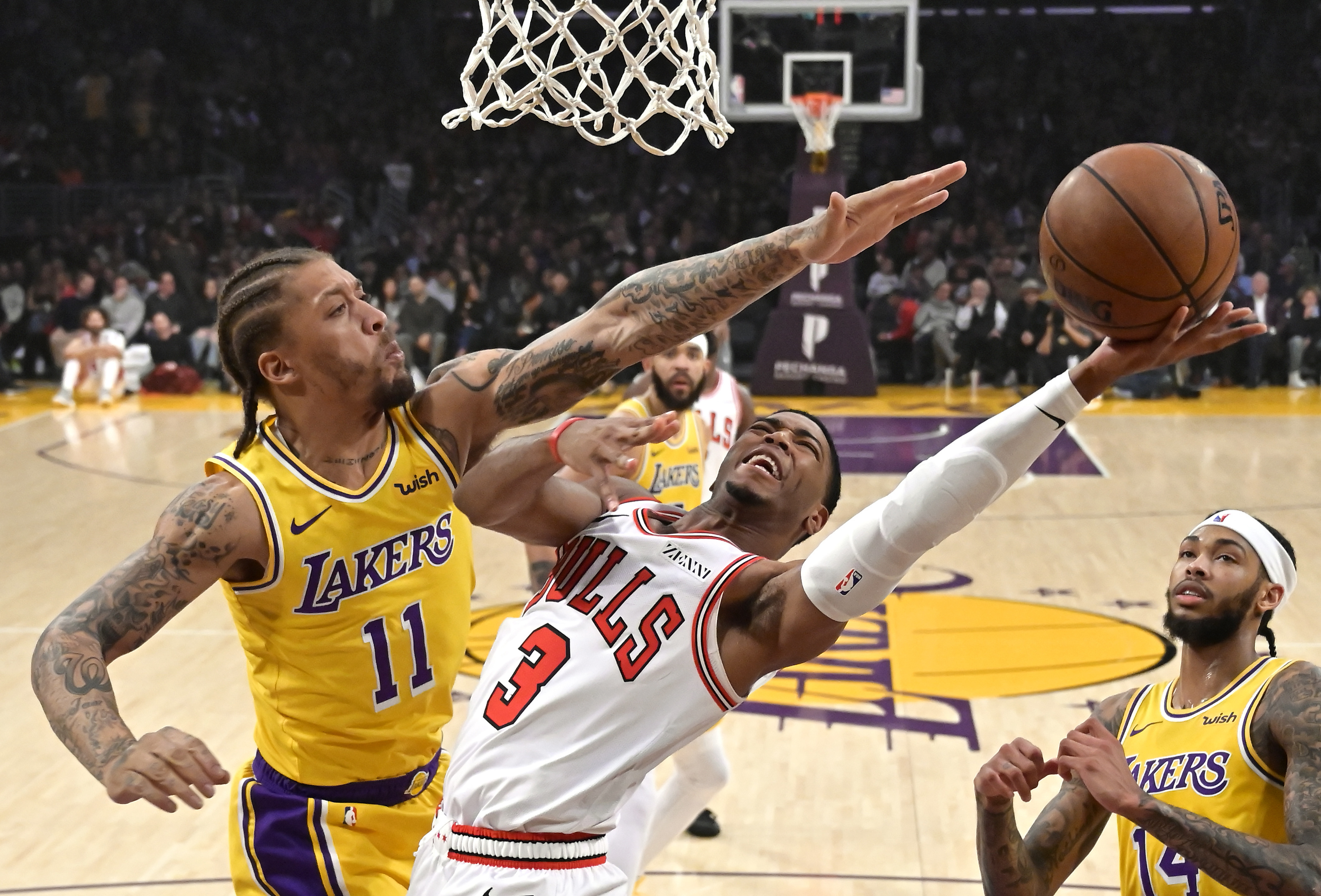 Ball scores 19 as Lakers deal Bulls eighth straight loss