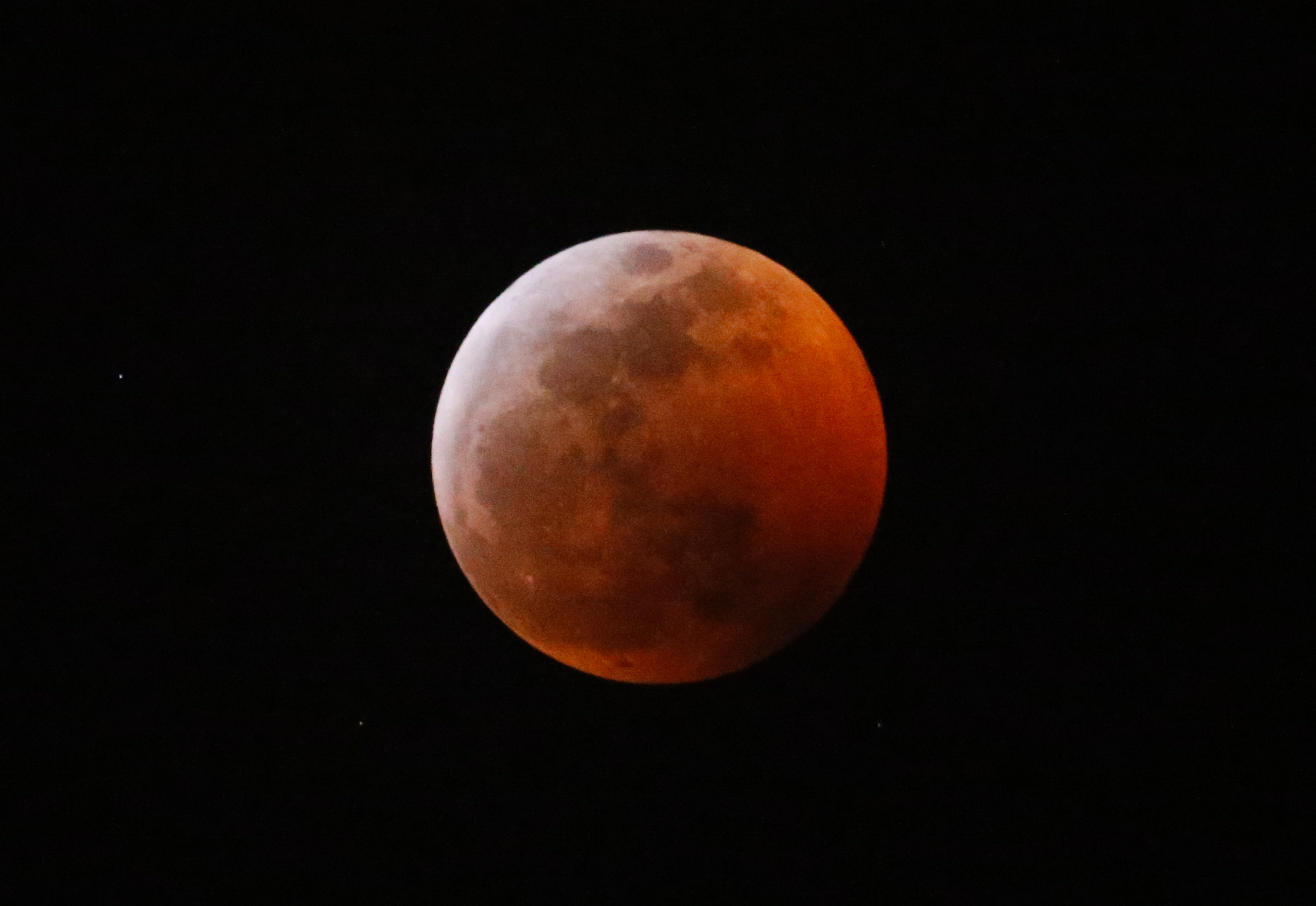 2-for-1: Total lunar eclipse comes with supermoon bonus