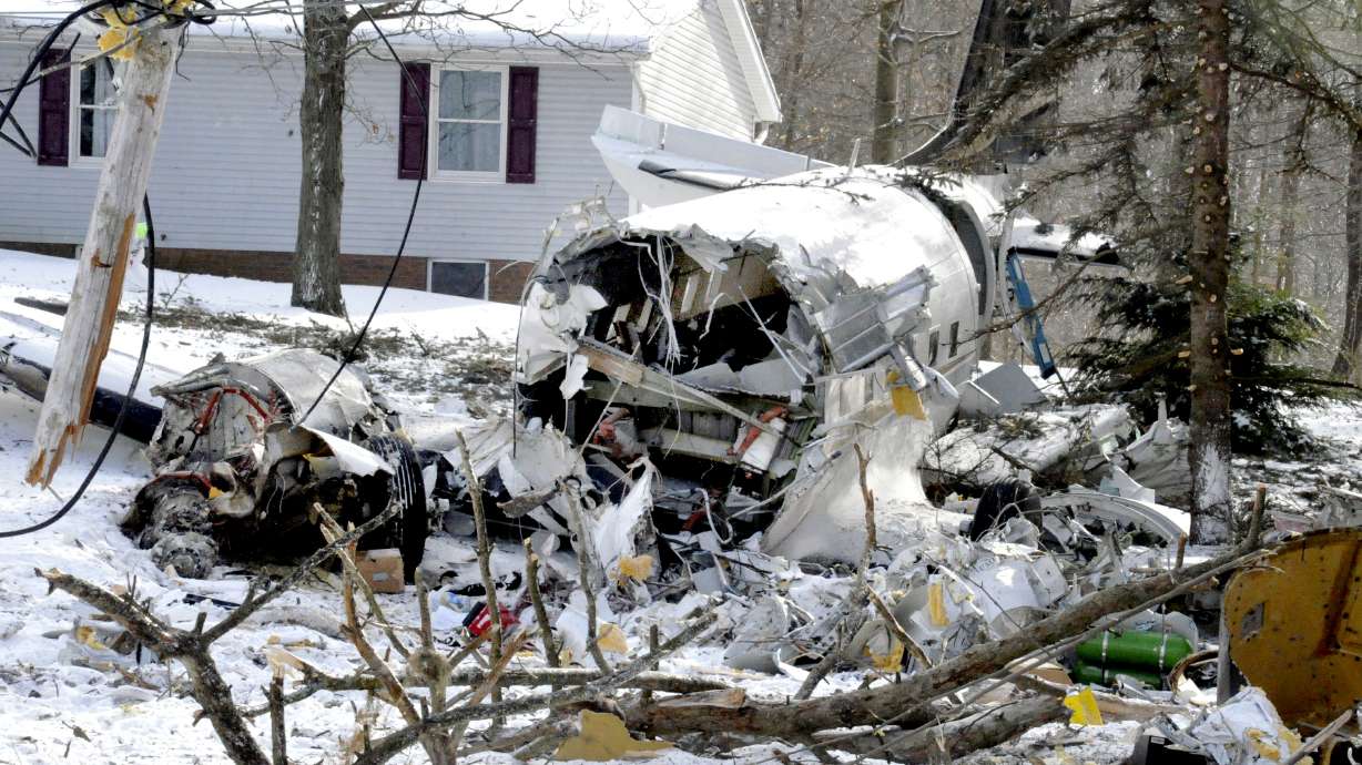 Plane crashes into front yard of rural Ohio home; 2 dead