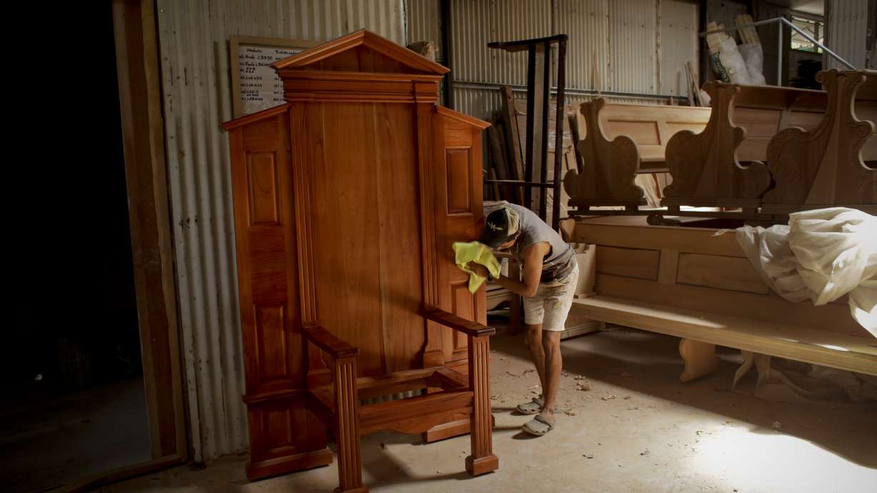 'The whole world will see it': Crafting the papal chair