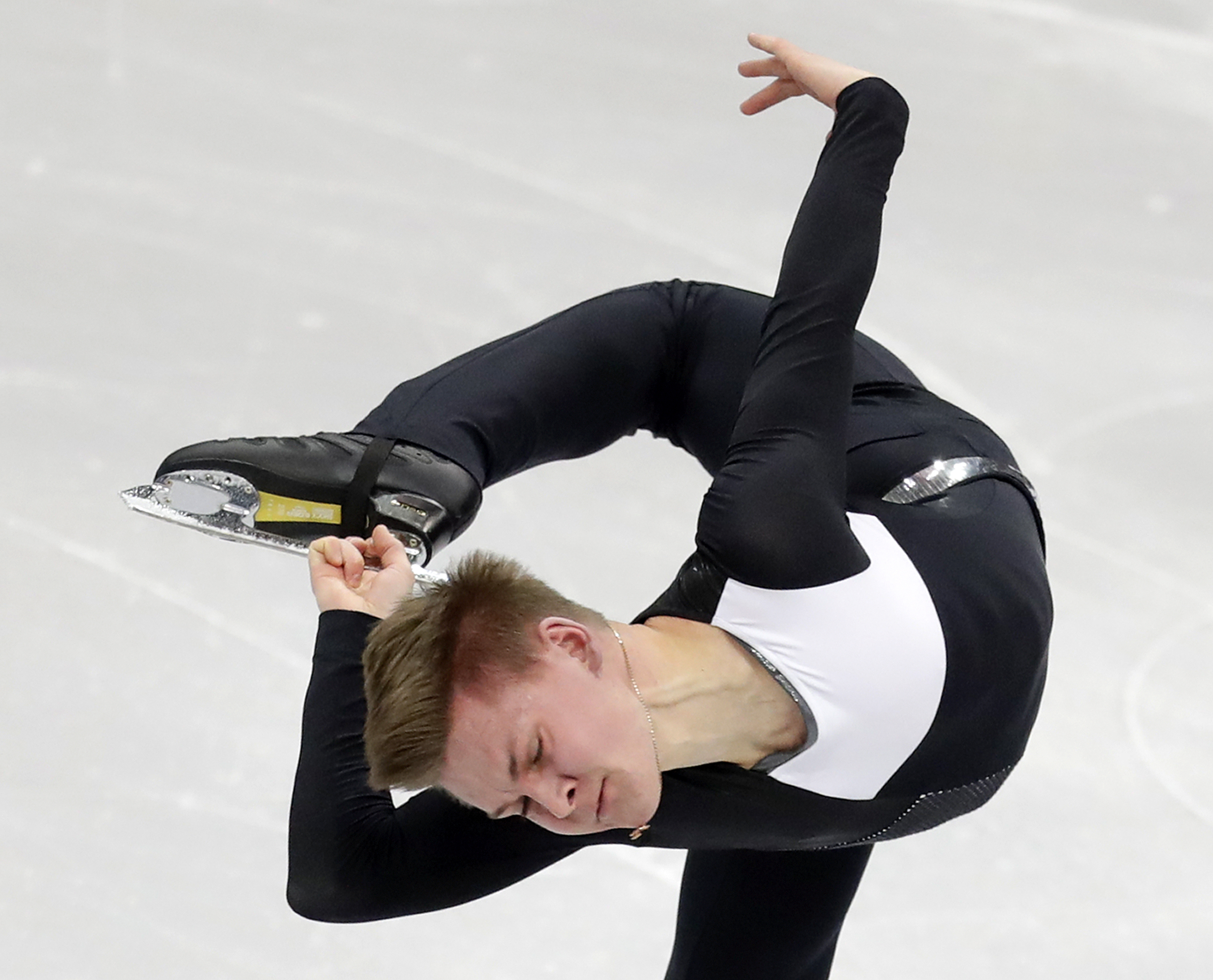 Kolyada leads short program at Europeans, Fernandez 3rd